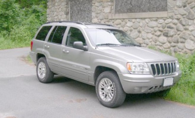 Şmecherii din Cernavodă cară motorina furată cu Jeep Grand Cherokee